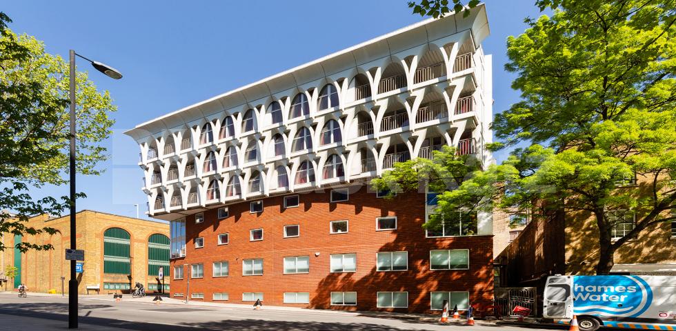 			AMAZING ZONE 1 LOCATION!, 3 Bedroom, 2 bath, 1 reception Flat			 Farringdon Road, FARRINGDON / HOLBORN